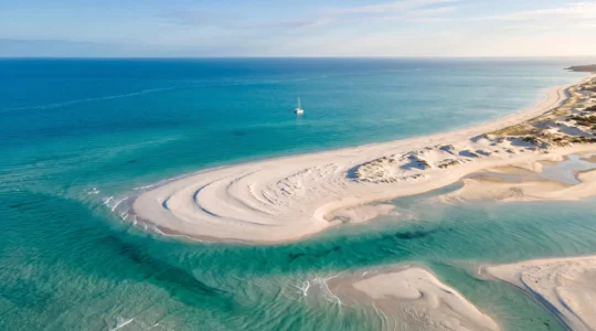 Vue aérienne de la plage de Whitehaven avec son sable blanc immaculé et les tourbillons turquoise de Hill Inlet au lever du jour